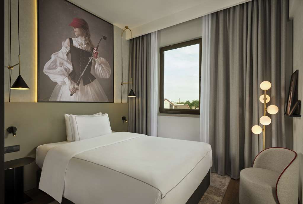 RADISSON RED BELGRADE-guestroom-Guest Room,On-Site.jpg