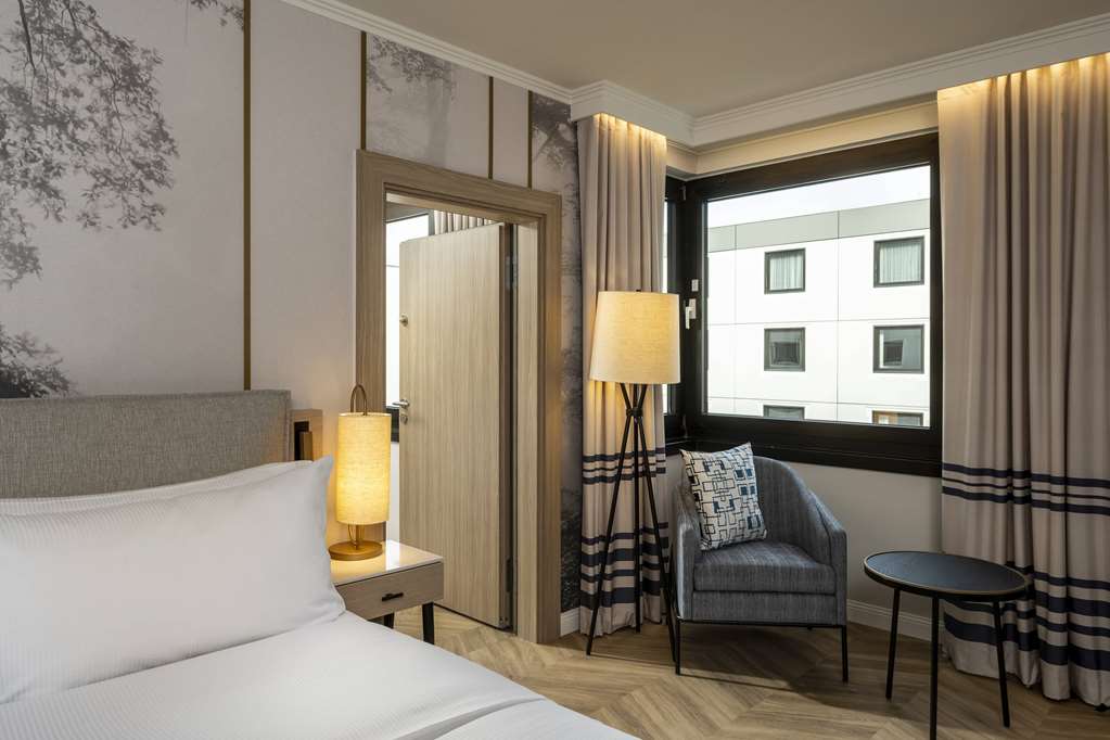 DoubleTree by Hilton Berlin Ku'damm - Tap to explore photos