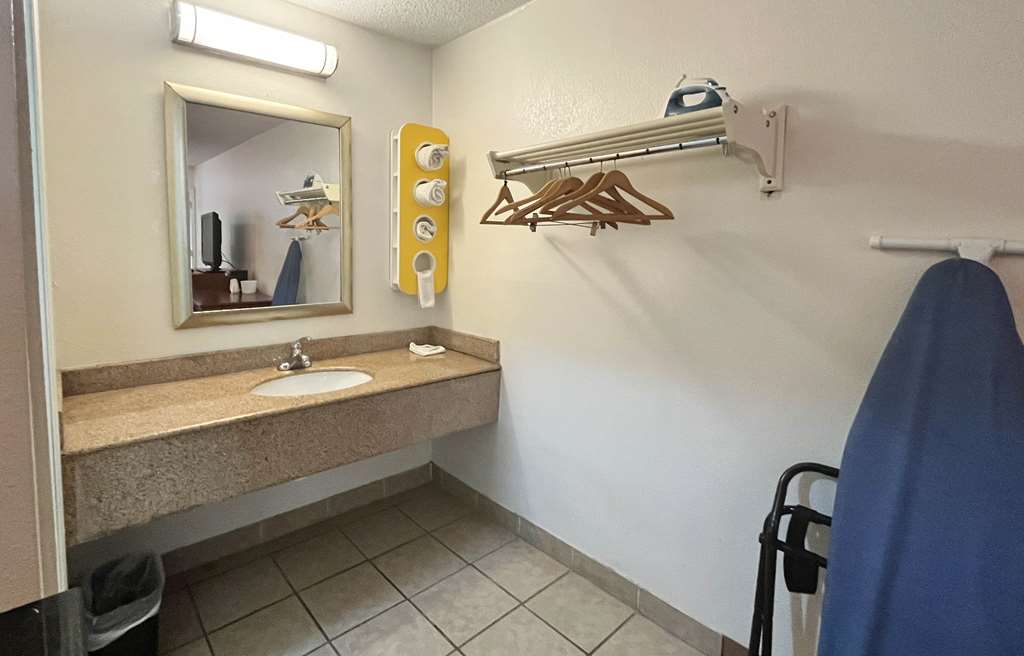 STUDIO 6 SUITES DAYTON OH-guestroom-Guest Room,Bathroom,On-Site.jpg