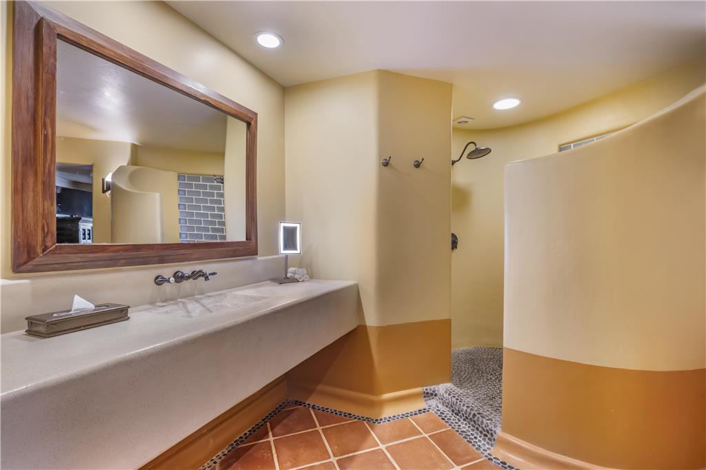 HILTON GRAND VAC CLUB ZIHUATANEJO-guestroom-Guest Room,Bathroom,On-Site.jpg