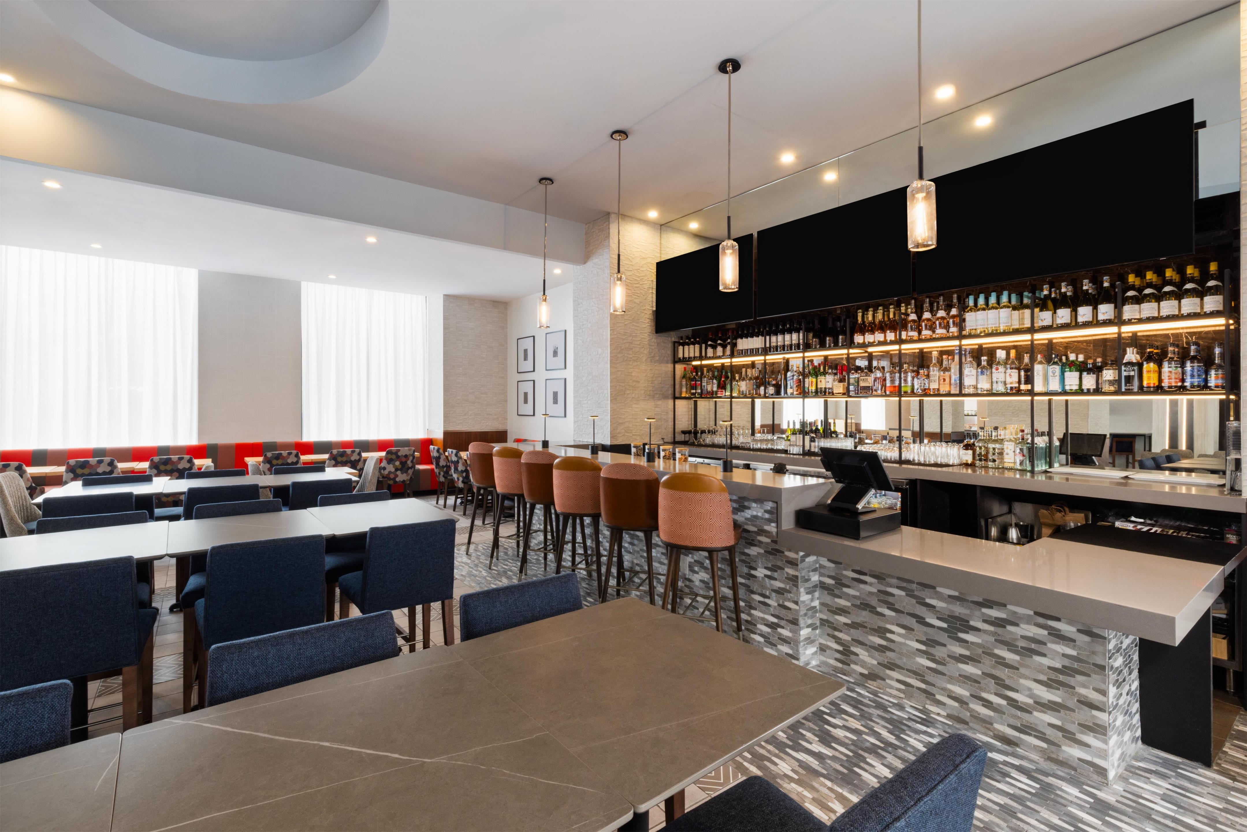 BarLounge | DoubleTree by Hilton Long Island City, NY