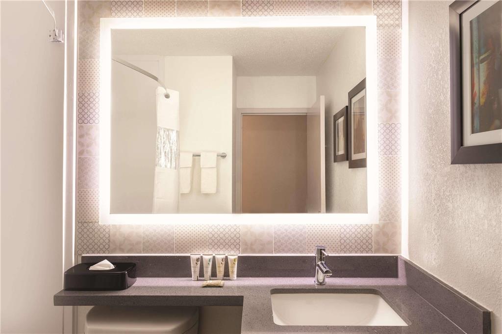 COUNTRY INN & SUITES BY RADISSON NO-guestroom-Guest Room,Bathroom,On-Site.jpg
