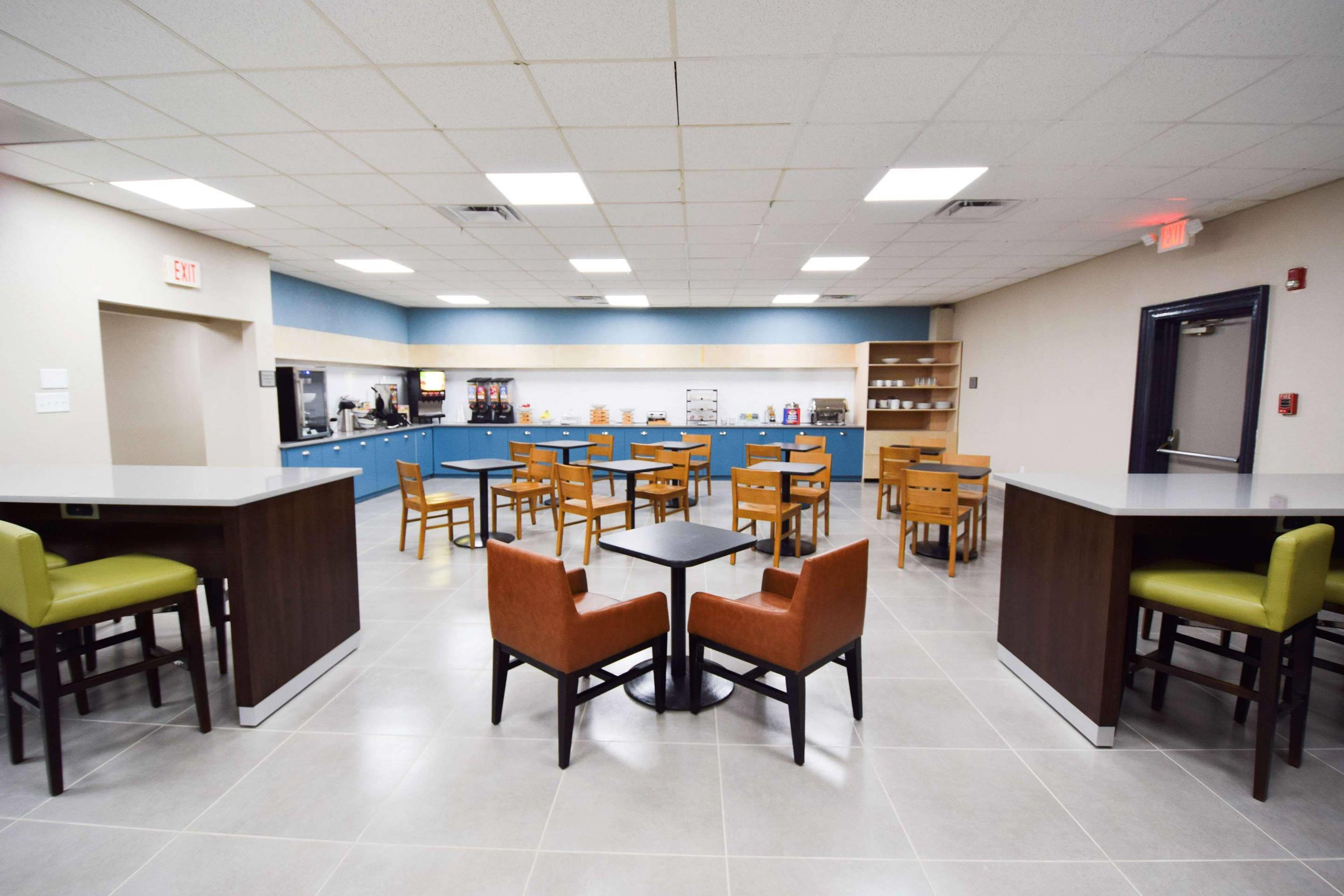 Breakfast Area | Country Inn & Suites by Radisson, North Little Rock, AR