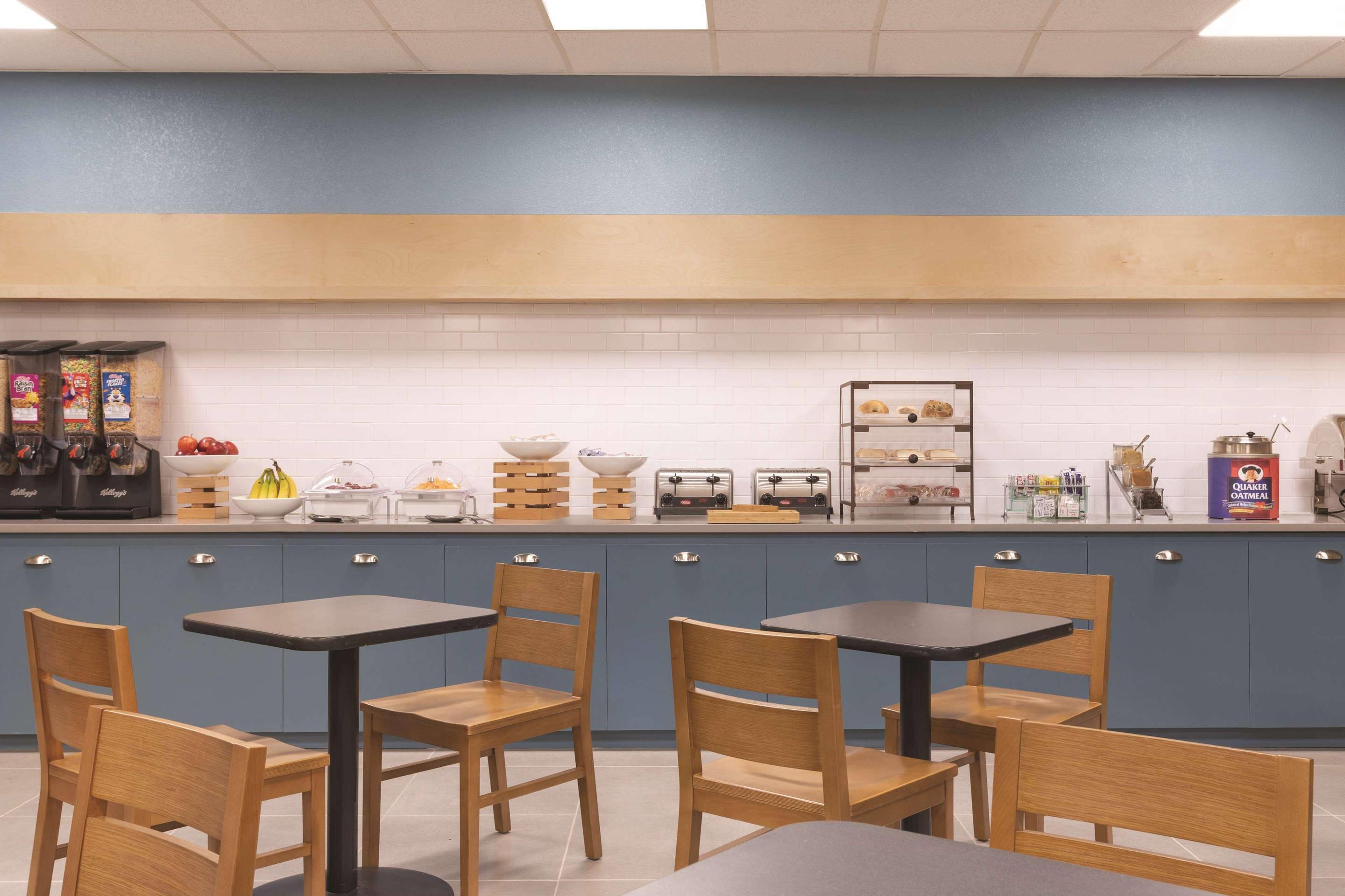 Breakfast Area | Country Inn & Suites by Radisson, North Little Rock, AR