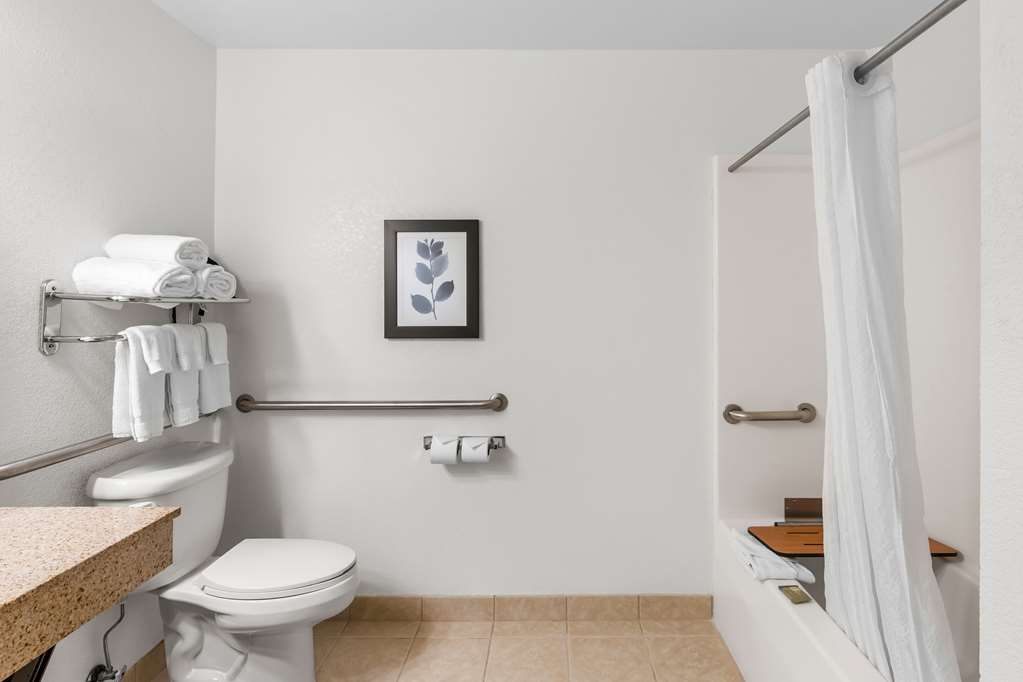 COUNTRY INN AND SUITES BY RADISSON-guestroom-Guest Room,Bathroom,On-Site.jpg