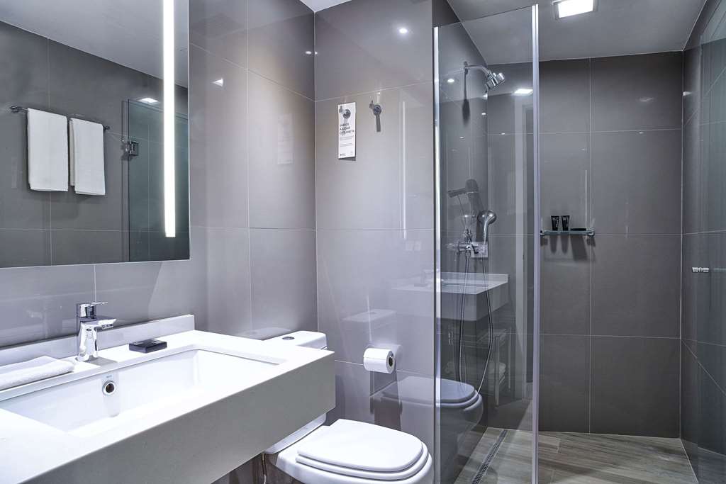 RADISSON HOTEL BARRA RIO DE JANEIRO-guestroom-Guest Room,Bathroom,On-Site.jpg
