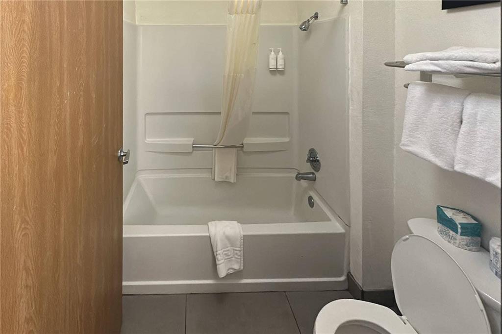 COUNTRY INN & SUITES BY RADISSON MO-guestroom-Guest Room,Bathroom,On-Site.jpg