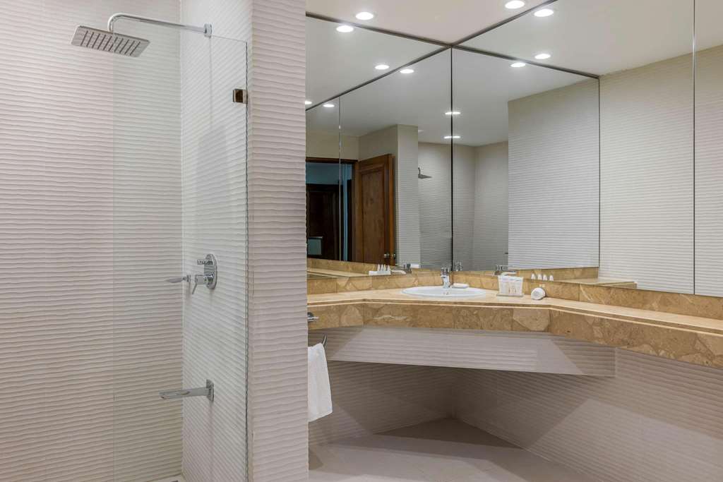 RADISSON SAN JOSE-COSTA RICA-guestroom-Guest Room,Bathroom,On-Site.jpg
