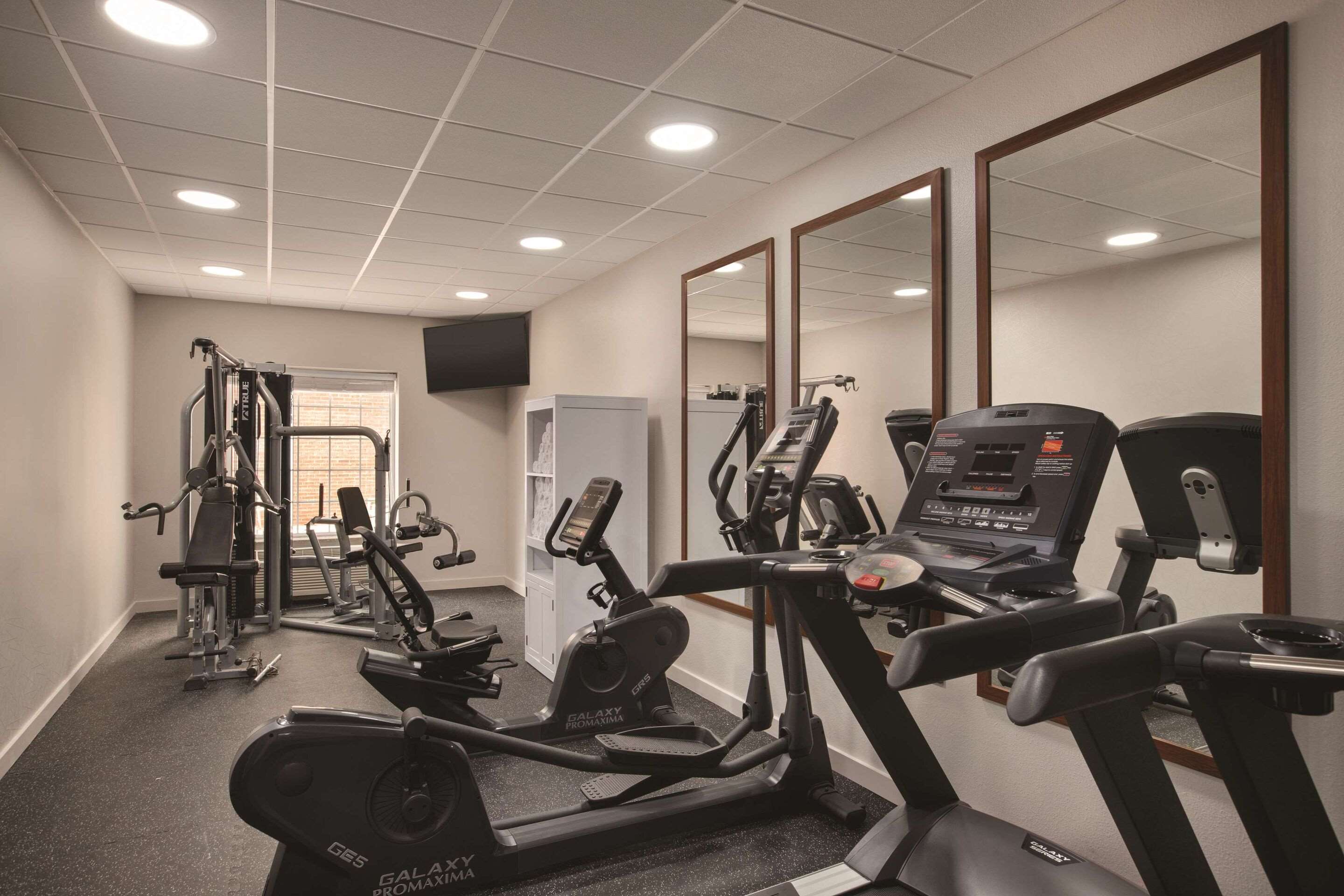 Exercise room | Country Inn & Suites by Radisson, Tampa Airport East-RJ Stadium