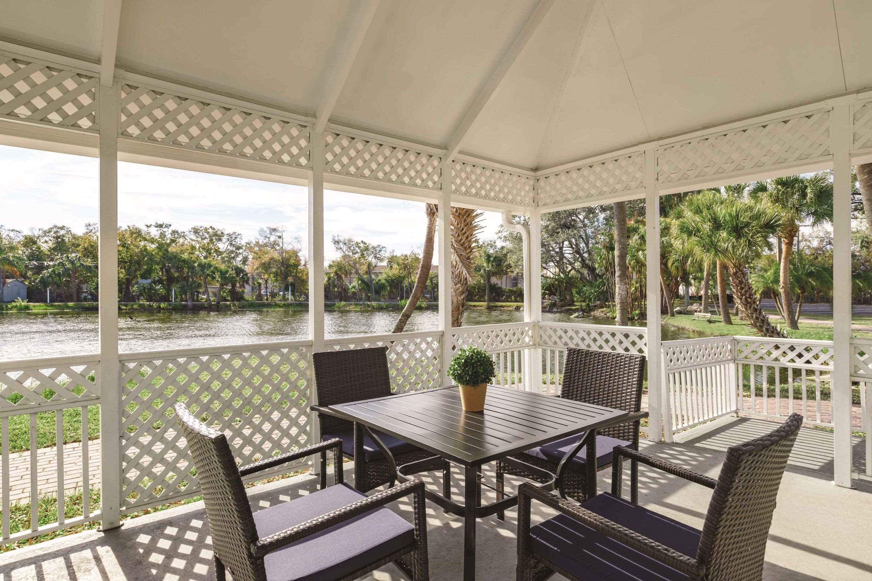 Hotel patio | Country Inn & Suites by Radisson, Tampa Airport East-RJ Stadium