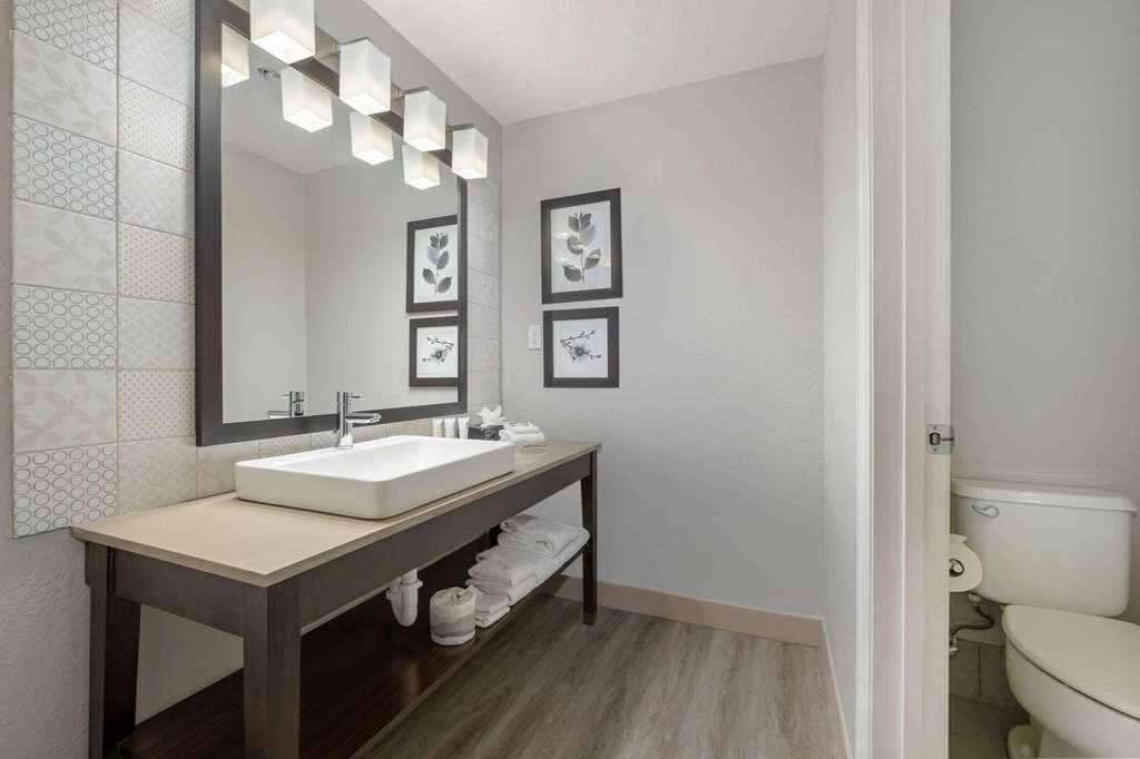 COUNTRY INN AND SUITES BY RADISSON-guestroom-Guest Room,Bathroom,On-Site.jpg