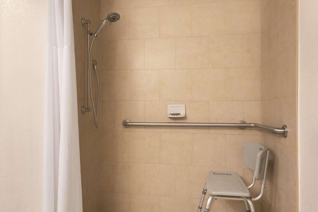 COUNTRY INN & SUITES BY RADISSON BR-guestroom-Guest Room,Bathroom,On-Site.jpg