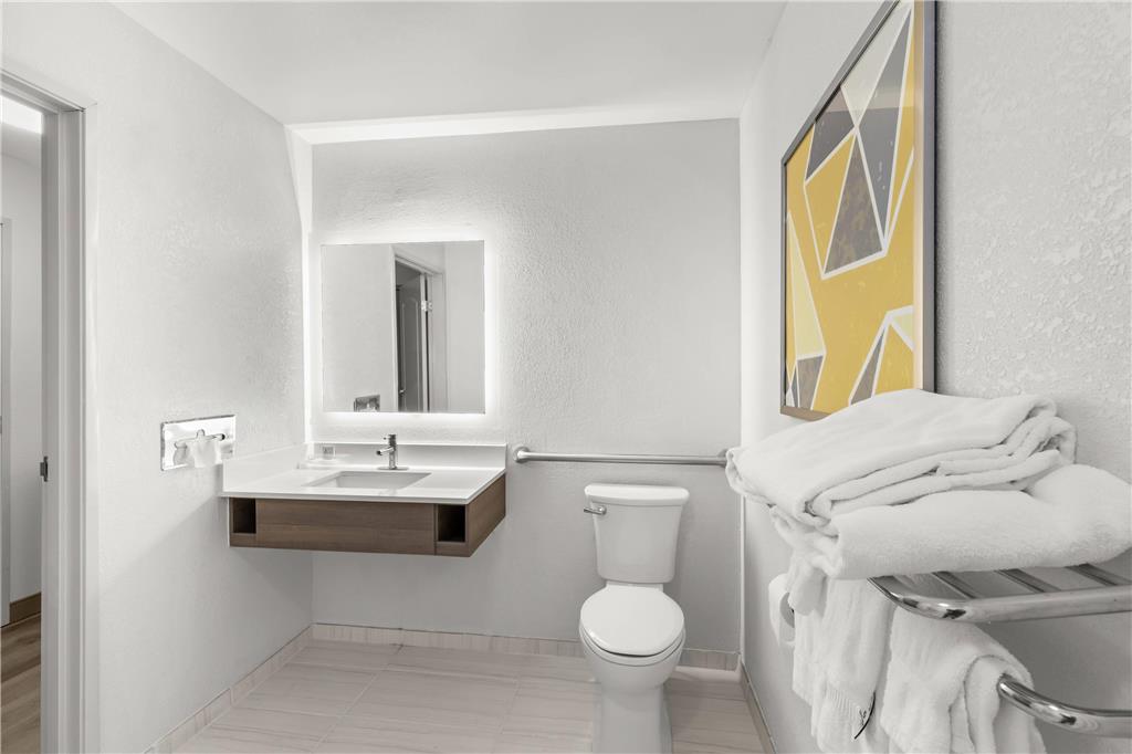 COMFORT INN AND SUITES ROME SOUTH-guestroom-Guest Room,Bathroom,On-Site.jpg