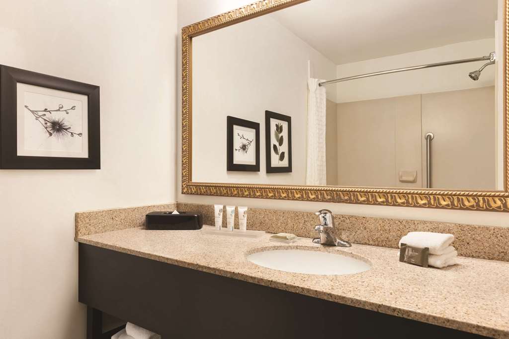 COUNTRY INN AND SUITES BY RADISSON-guestroom-Guest Room,Bathroom,On-Site.jpg