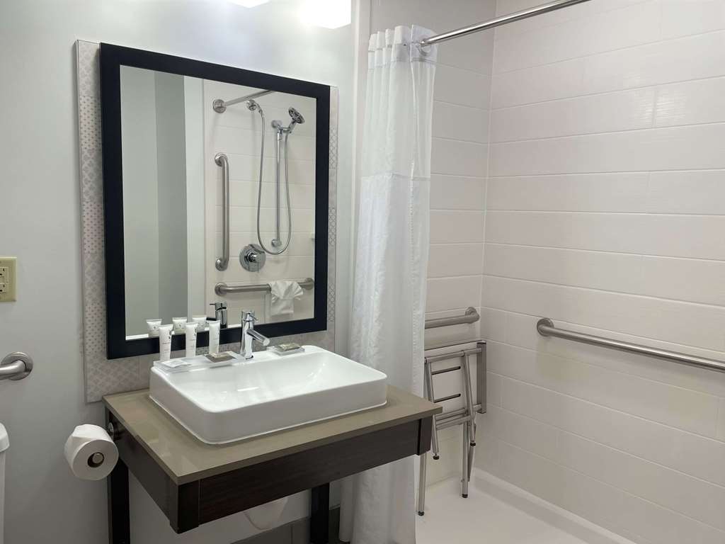 COUNTRY INN AND SUITES BY RADISSON-guestroom-Guest Room,Bathroom,On-Site.jpg