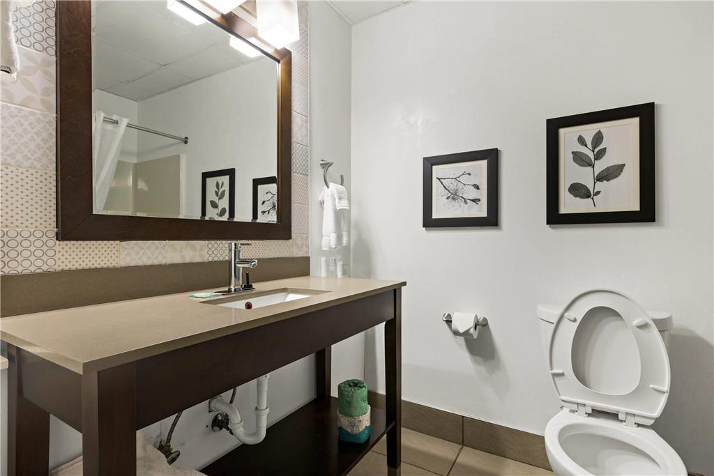 COUNTRY INN AND SUITES BY RADISSON-guestroom-Guest Room,Bathroom,On-Site.jpg