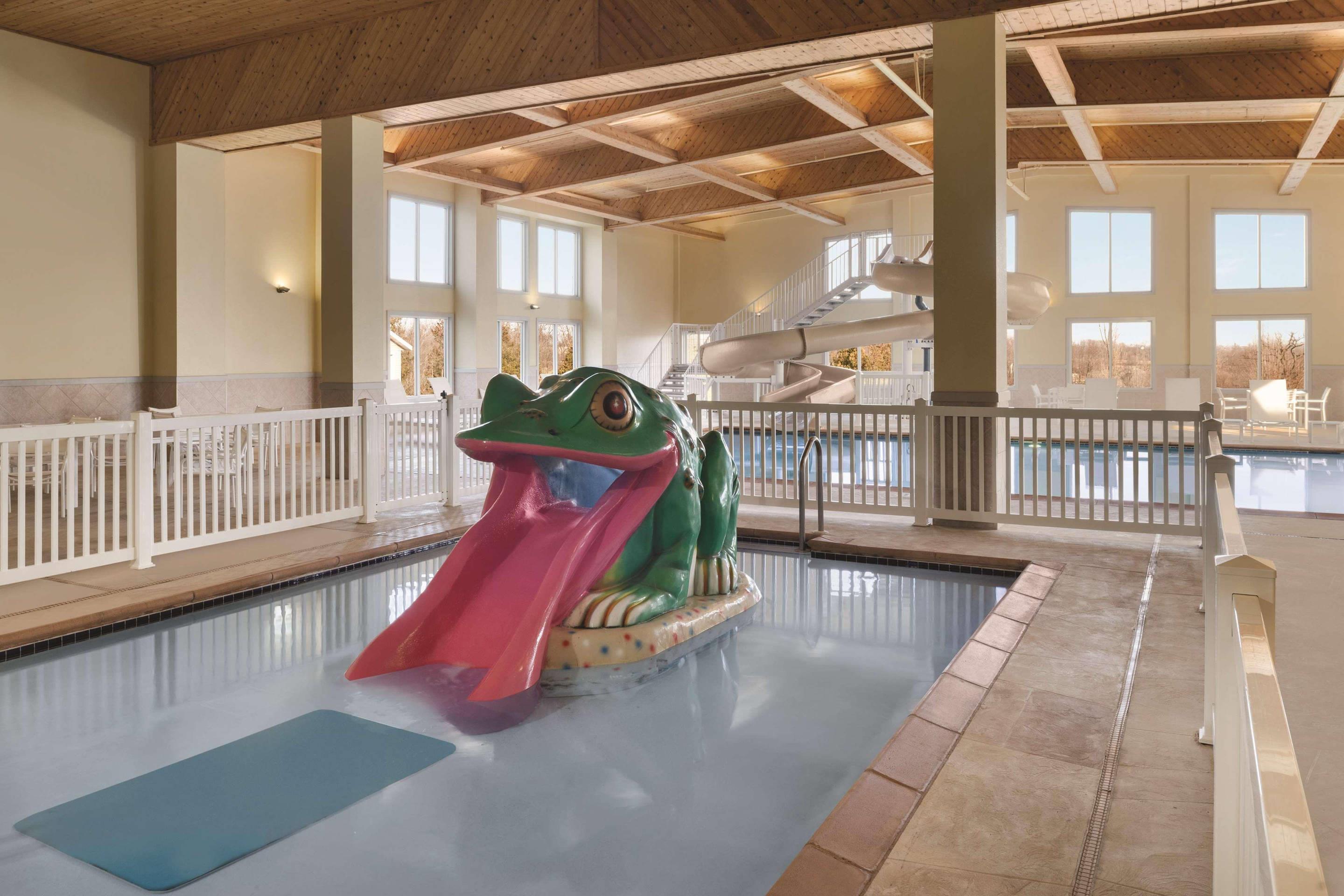 Kids' PoolCourtyard | Country Inn & Suites by Radisson, Galena, IL
