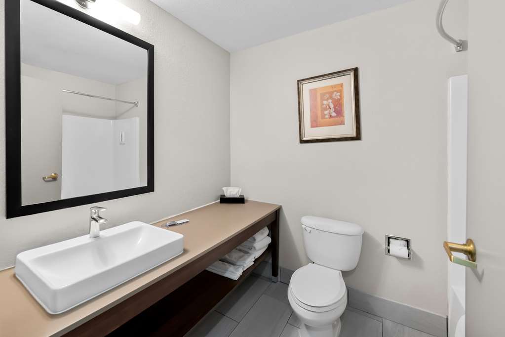 COUNTRY INN AND SUITES BY RADISSON-guestroom-Guest Room,Bathroom,On-Site.jpg