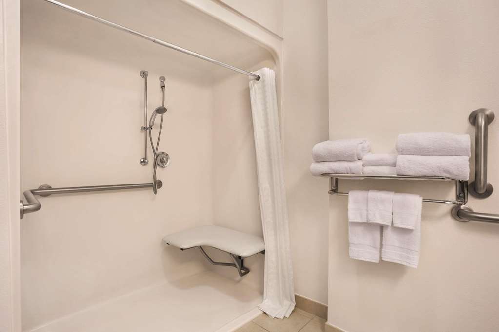 COUNTRY INN AND SUITES BY RADISSON-guestroom-Guest Room,Bathroom,On-Site.jpg