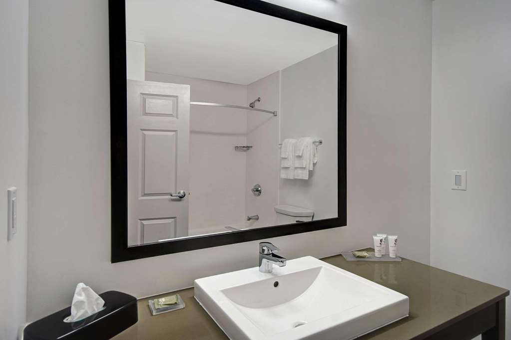 COUNTRY INN AND SUITES BY RADISSON-guestroom-Guest Room,Bathroom,On-Site.jpg