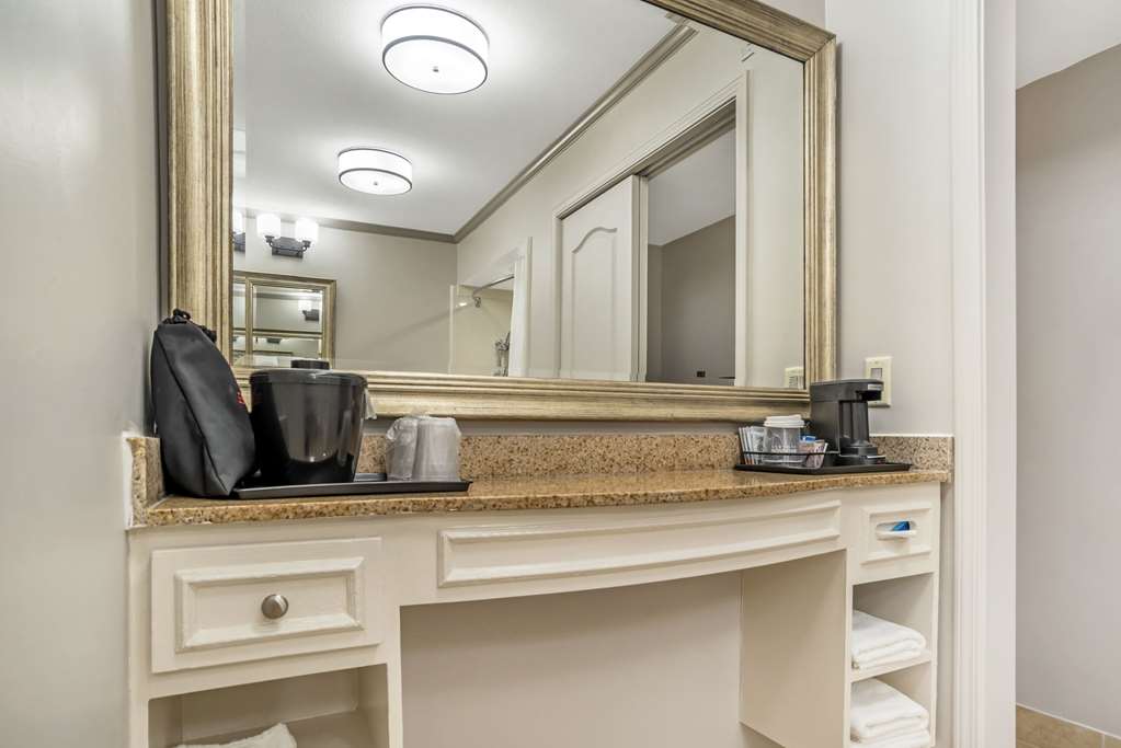 COUNTRY INN SUITES METAIRIE-guestroom-Guest Room,Bathroom,On-Site.jpg