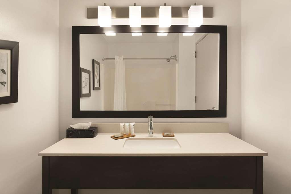 COUNTRY INN AND SUITES BY RADISSON-guestroom-Guest Room,Bathroom,On-Site.jpg