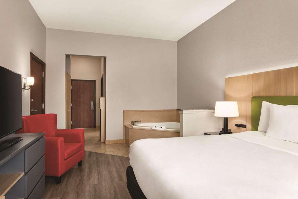 COUNTRY INN AND SUITES BY RADISSON-guestroom-Guest Room,Suite,On-Site.jpg