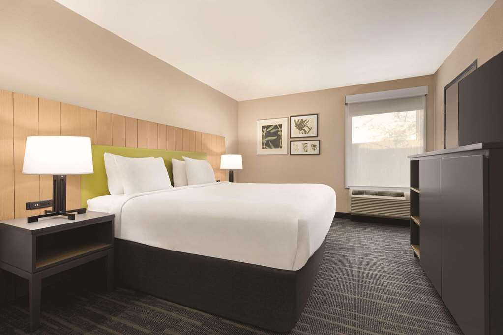 COUNTRY INN AND SUITES BY RADISSON-guestroom-Guest Room,On-Site.jpg