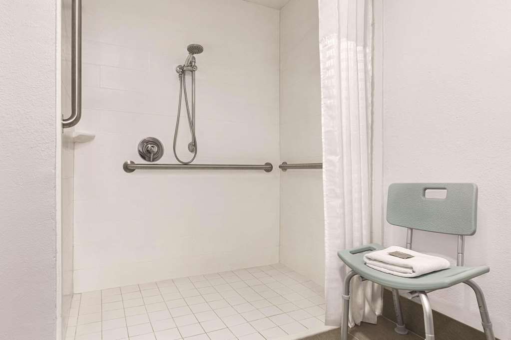 COUNTRY INN AND SUITES BY RADISSON-guestroom-Guest Room,Bathroom,On-Site.jpg