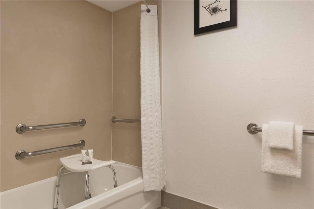 COUNTRY INN AND SUITES BY RADISSON-guestroom-Guest Room,Bathroom,On-Site.jpg