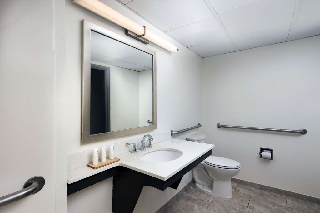 COUNTRY INN AND SUITES BY RADISSON-guestroom-Guest Room,Bathroom,On-Site.jpg