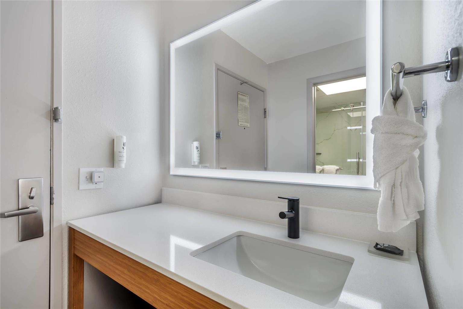 COUNTRY INN & SUITES BY RADISSON SH-guestroom-Guest Room,Bathroom,On-Site.jpg
