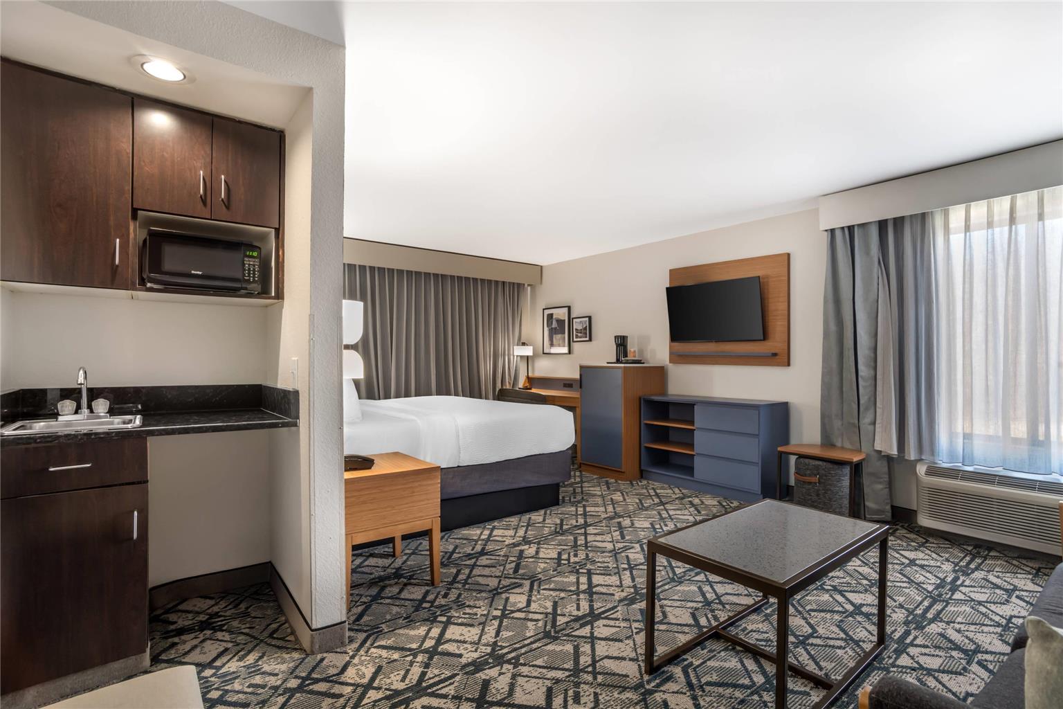 COUNTRY INN & SUITES BY RADISSON SH-guestroom-Guest Room,Suite,On-Site.jpg