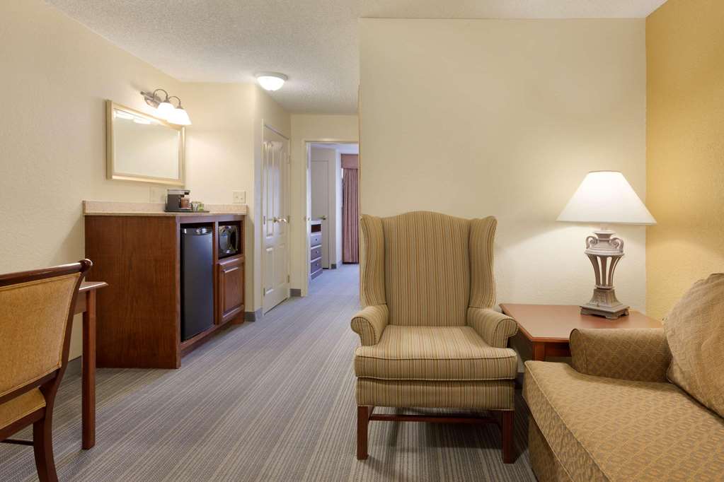 COUNTRY INN AND SUITES BY RADISSON-guestroom-Guest Room,Suite,On-Site.jpg