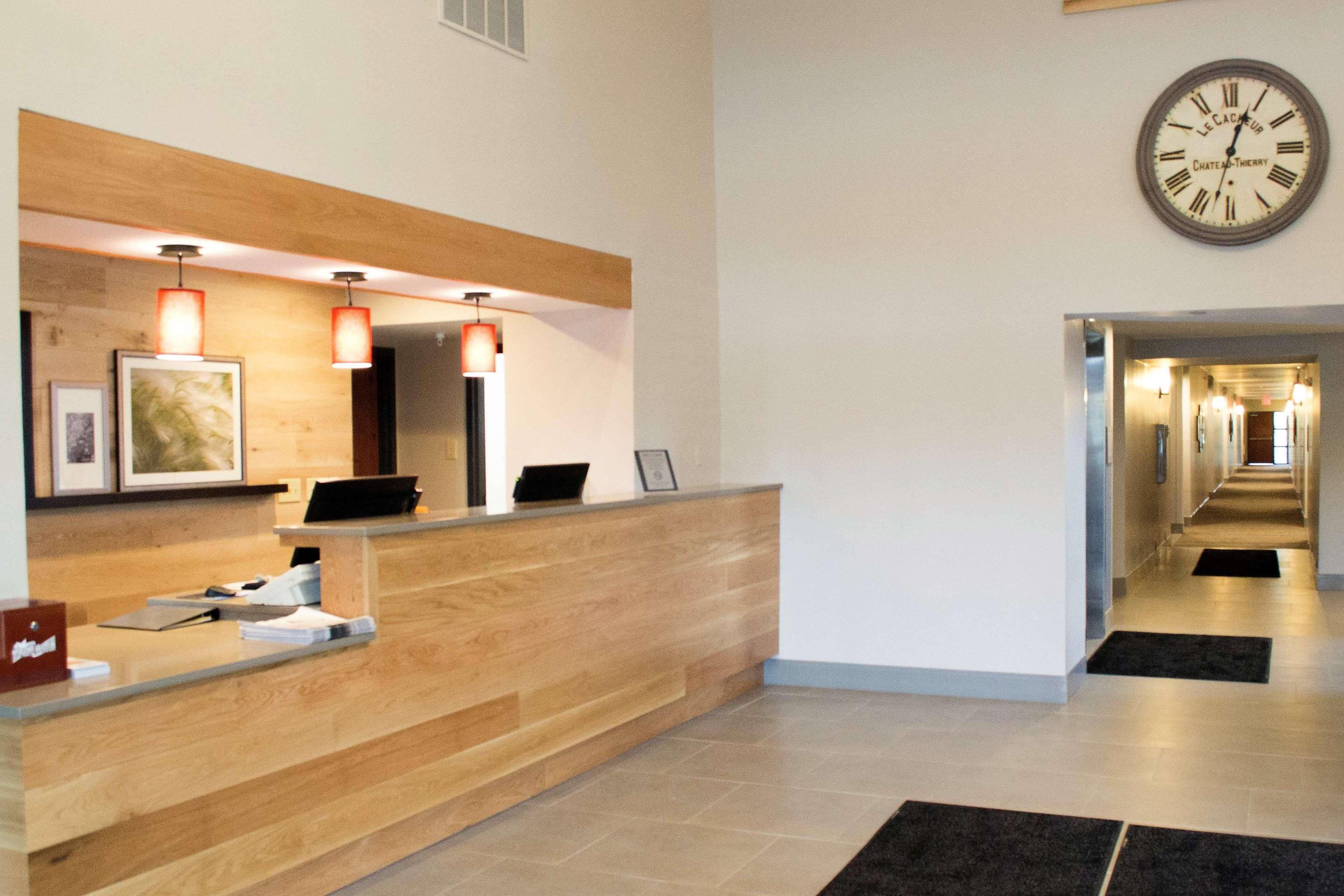 Front desk | Country Inn & Suites by Radisson Erie