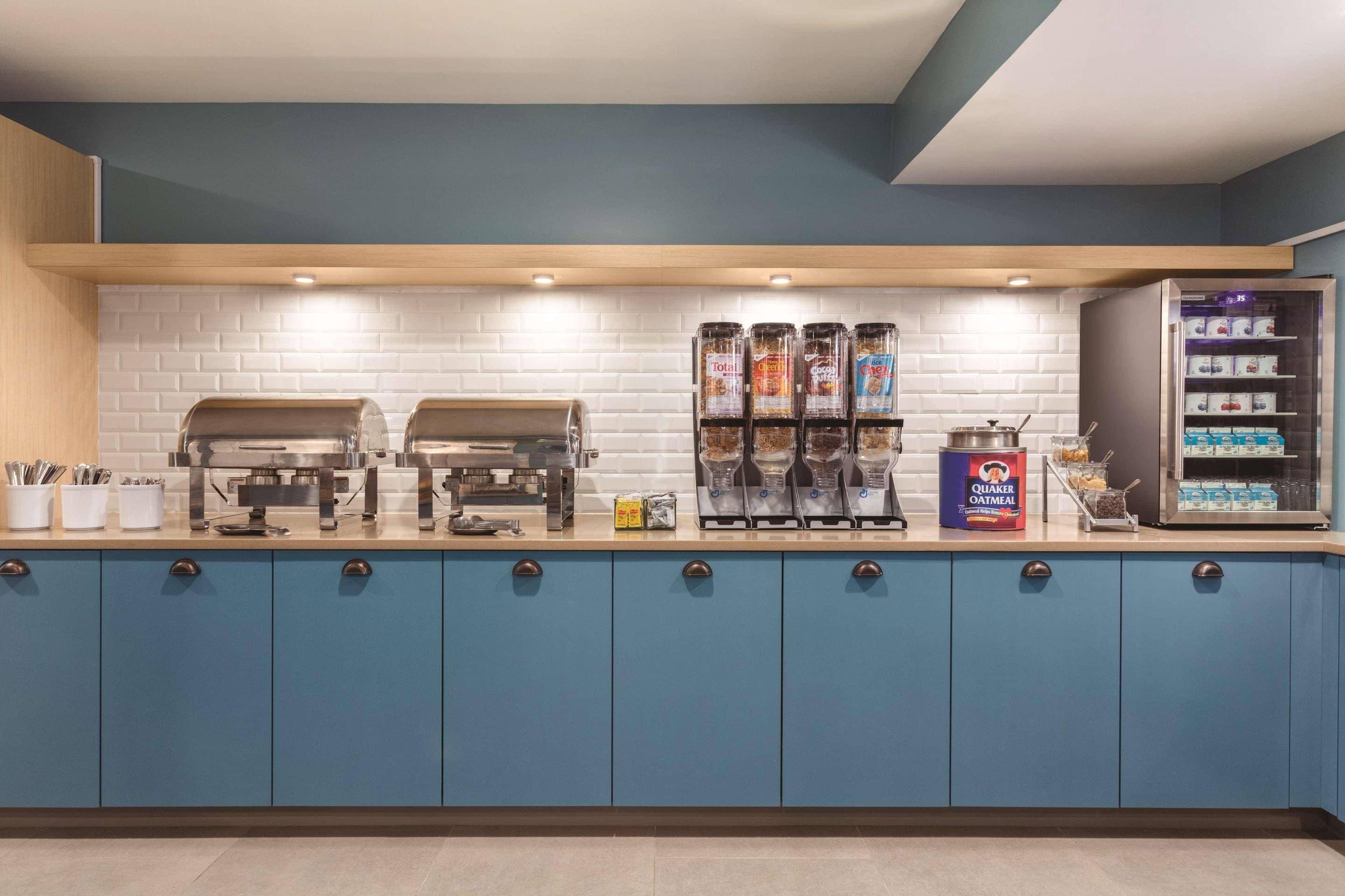 Breakfast Area | Country Inn & Suites by Radisson Erie
