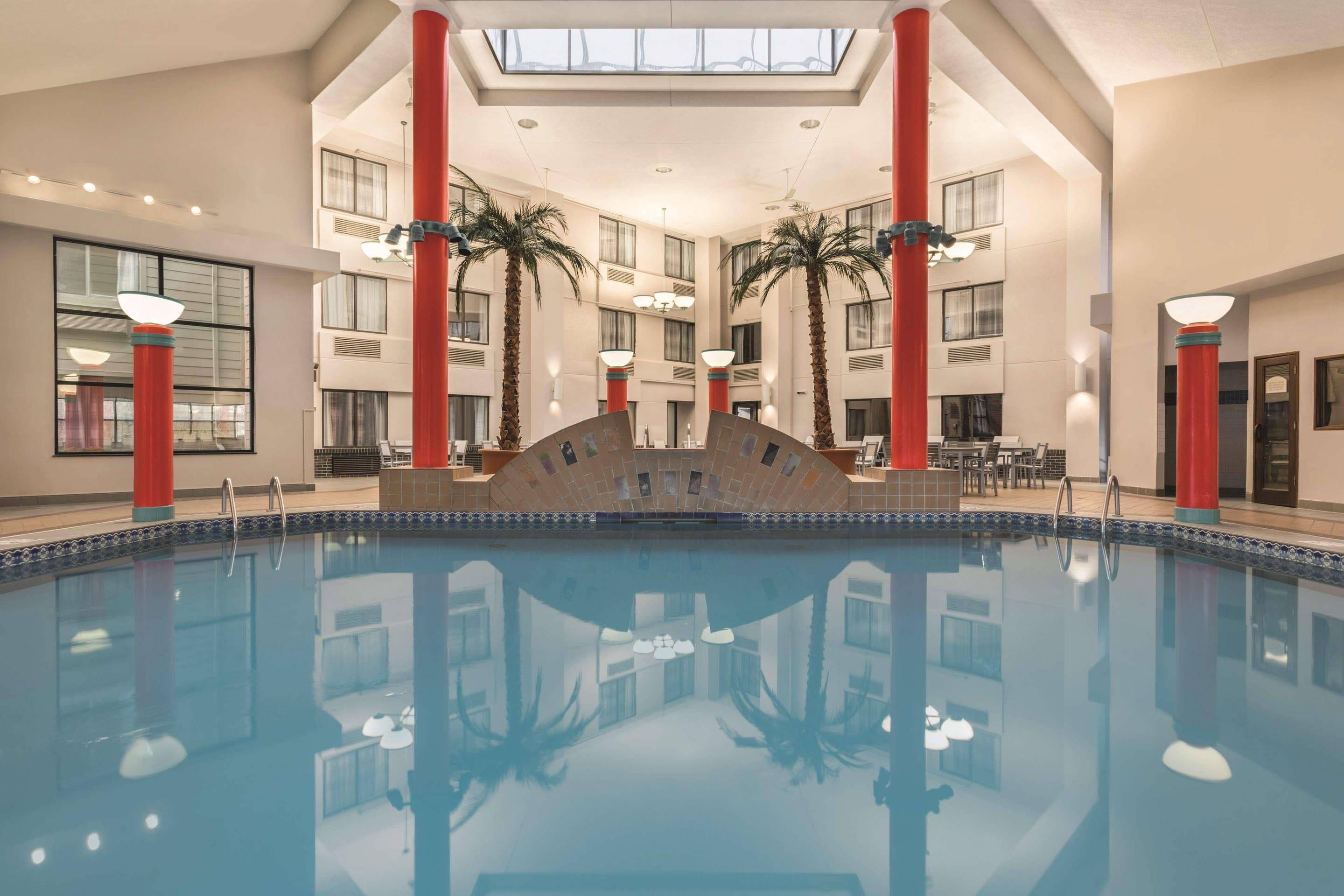 PoolCourtyard | Country Inn & Suites by Radisson Erie
