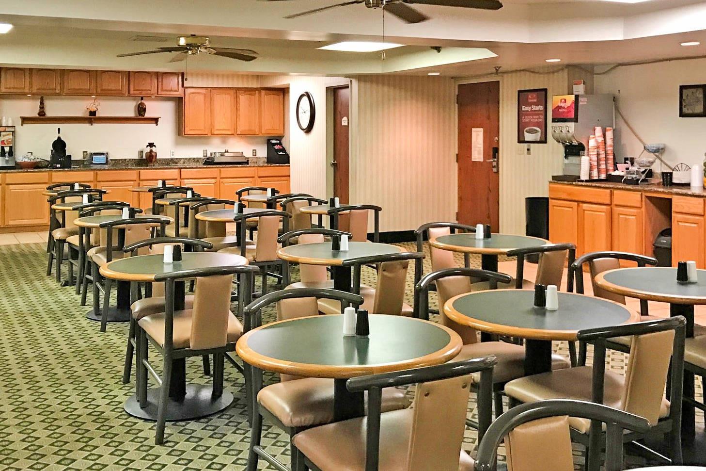 Breakfast Area | Country Inn & Suites by Radisson Erie