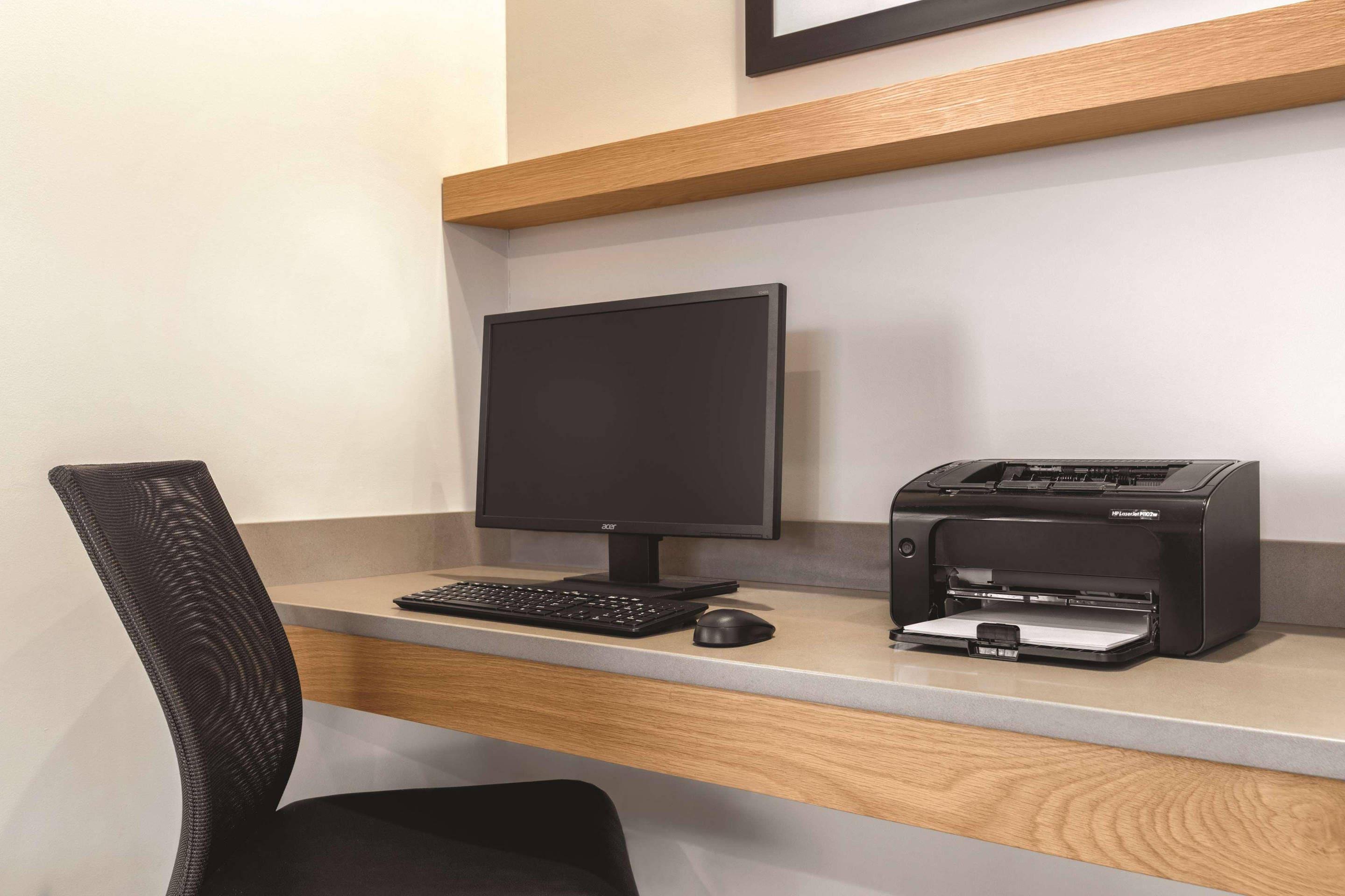 Business Center | Country Inn & Suites by Radisson Erie