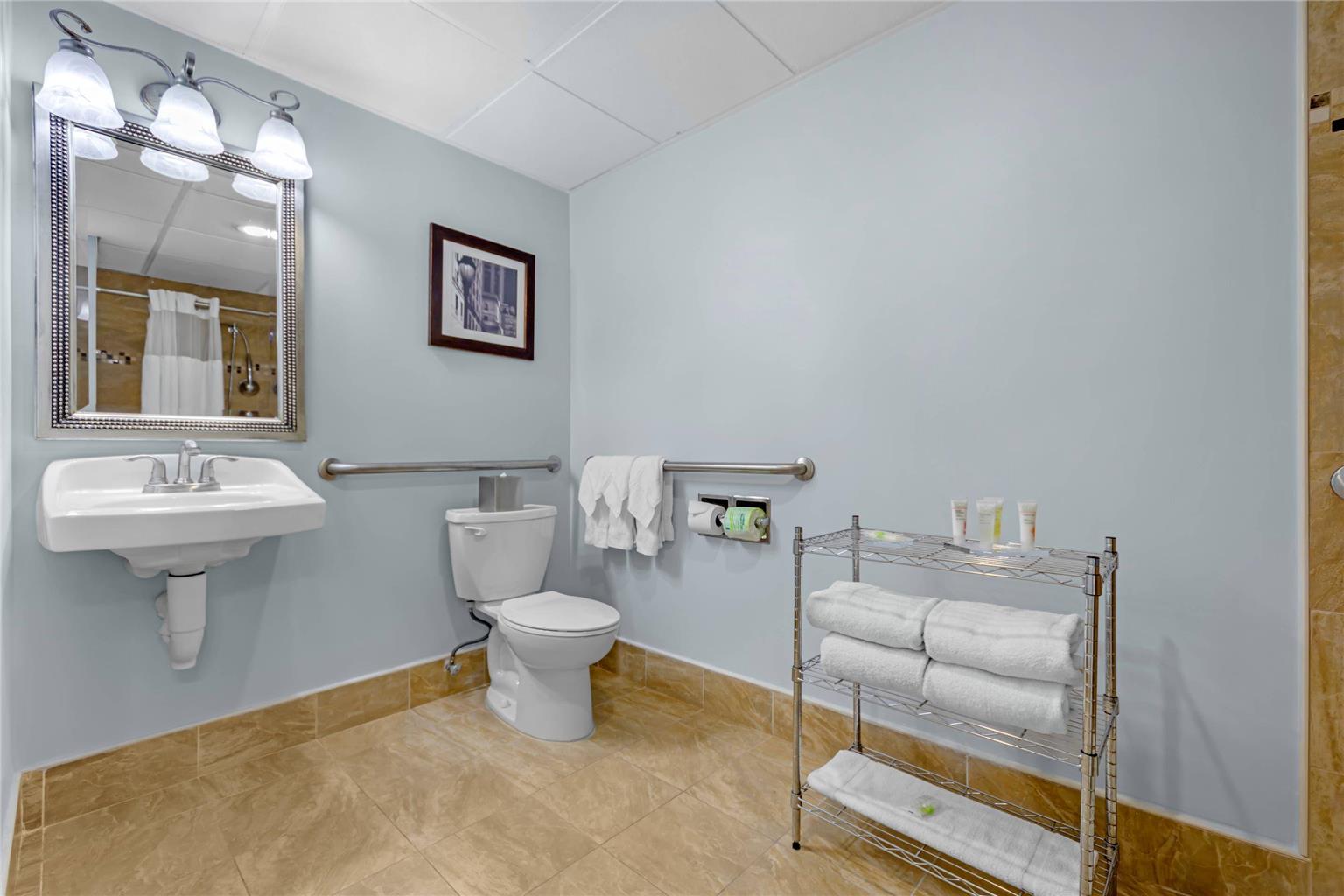 RADISSON HOTEL PHILADELPHIA NORTHEA-guestroom-Guest Room,Bathroom,On-Site.jpg