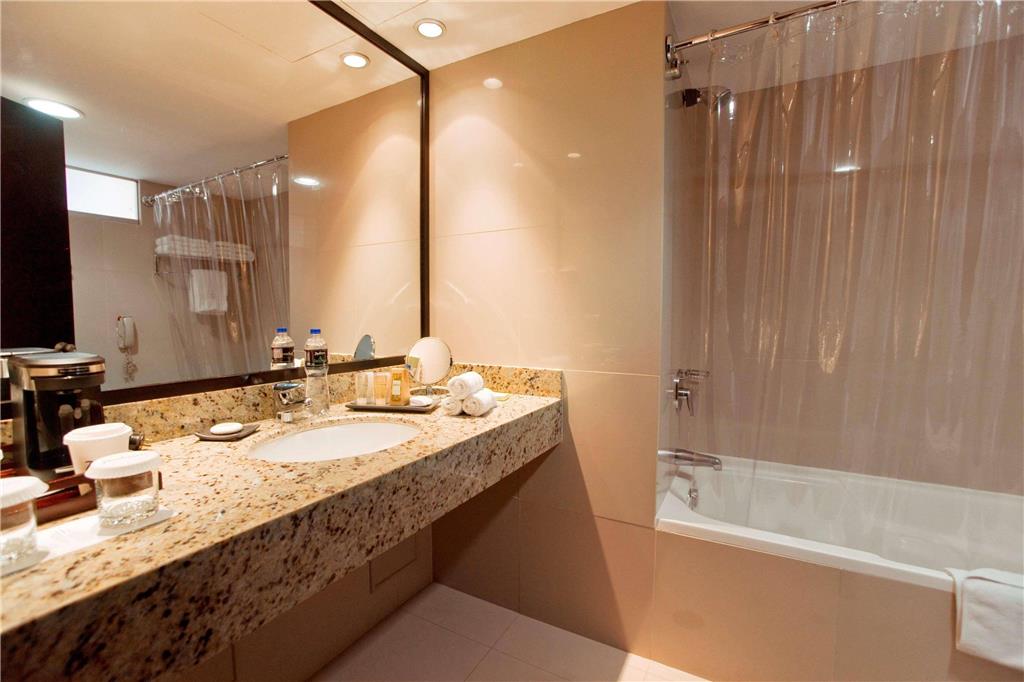 RADISSON HOTEL DECAPOLIS MIRAFLORES-guestroom-Guest Room,Bathroom,On-Site.jpg