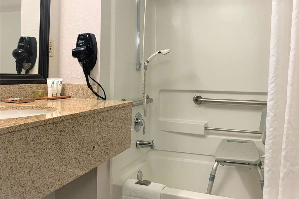COUNTRY INN & SUITES BY RADISSON CL-guestroom-Guest Room,Bathroom,On-Site.jpg
