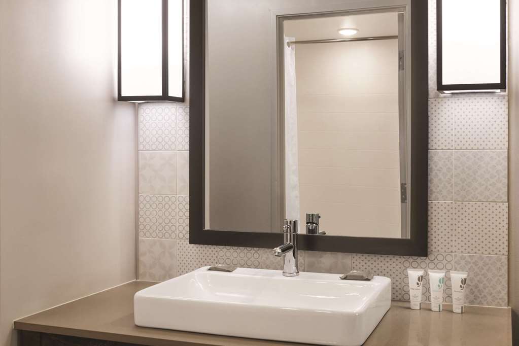 COUNTRY INN AND SUITES BY RADISSON-guestroom-Guest Room,Bathroom,On-Site.jpg