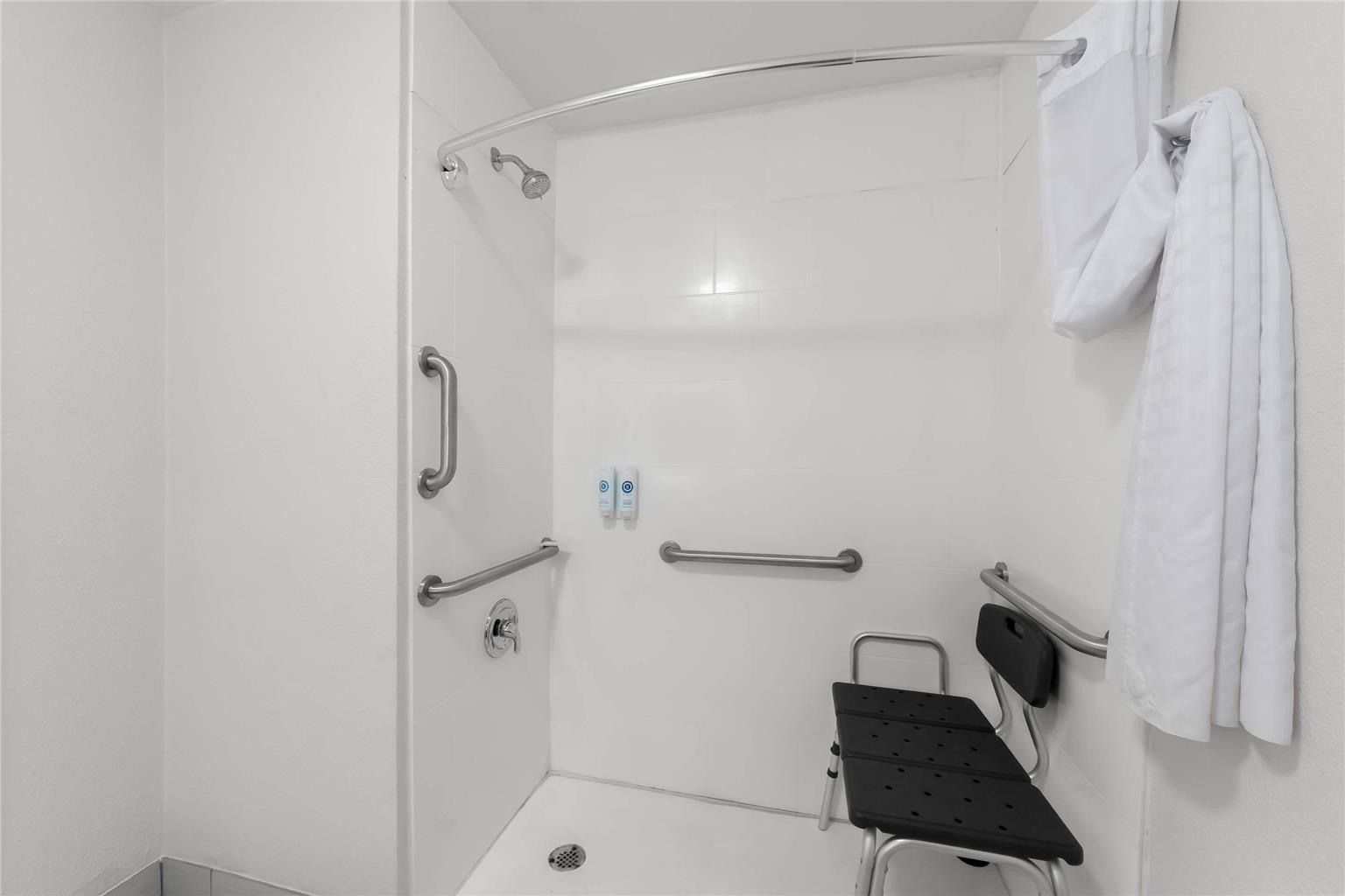 COMFORT INN AND SUITES PORTLAND COR-guestroom-Guest Room,Bathroom,On-Site.jpg