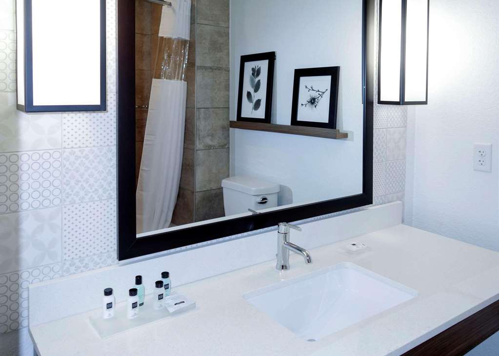 COUNTRY INN & SUITES BY RADISSON NE-guestroom-Guest Room,Bathroom,On-Site.jpg
