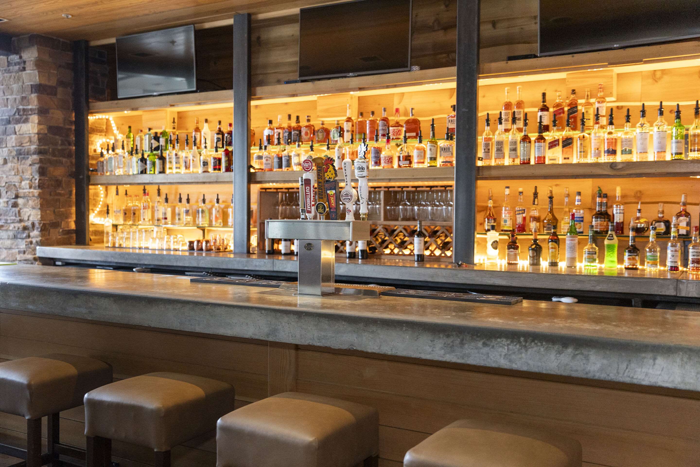 Hotel bar | Radisson Hotel Salt Lake City Downtown