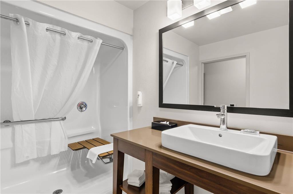 COUNTRY INN AND SUITES BY RADISSON-guestroom-Guest Room,Bathroom,On-Site.jpg