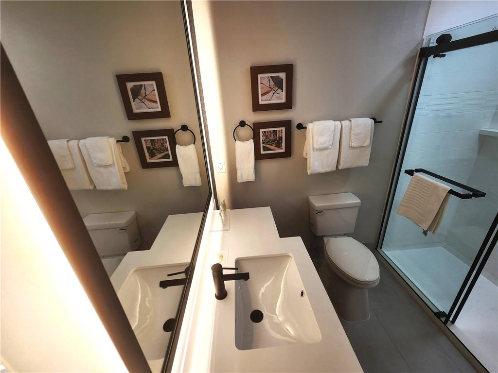 COUNTRY INN & SUITES BY RADISSON DA-guestroom-Guest Room,Bathroom,On-Site.jpg