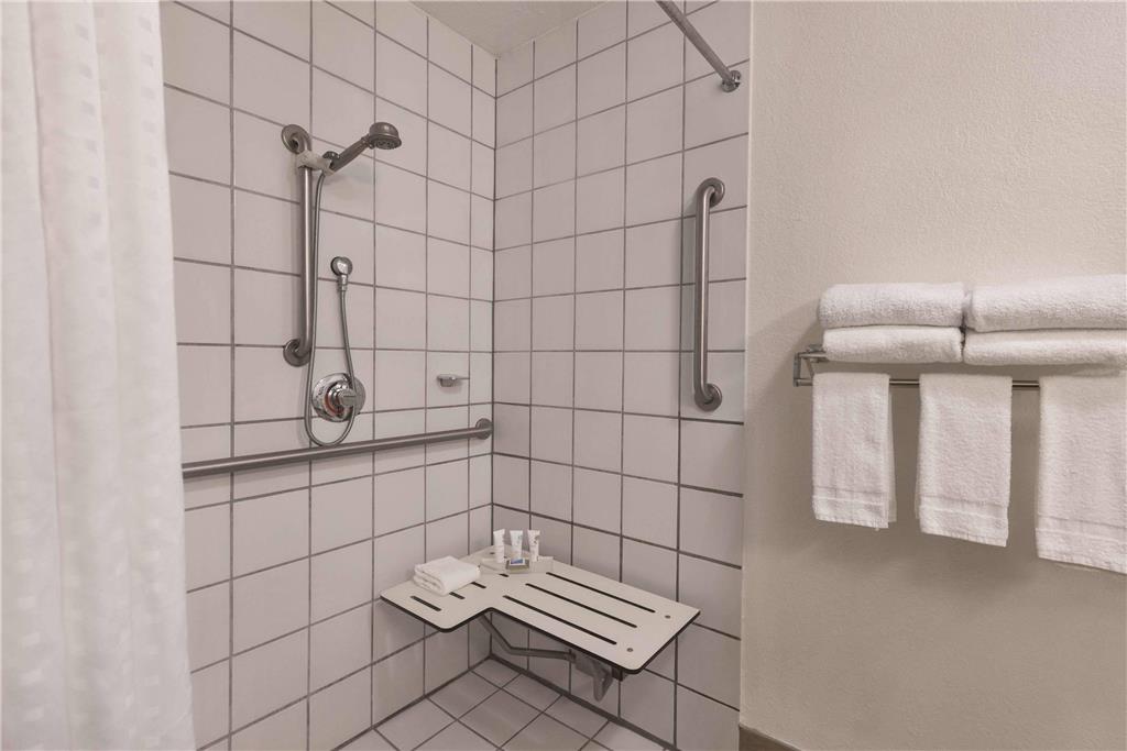 COUNTRY INN AND SUITES BY RADISSON-guestroom-Guest Room,Bathroom,On-Site.jpg