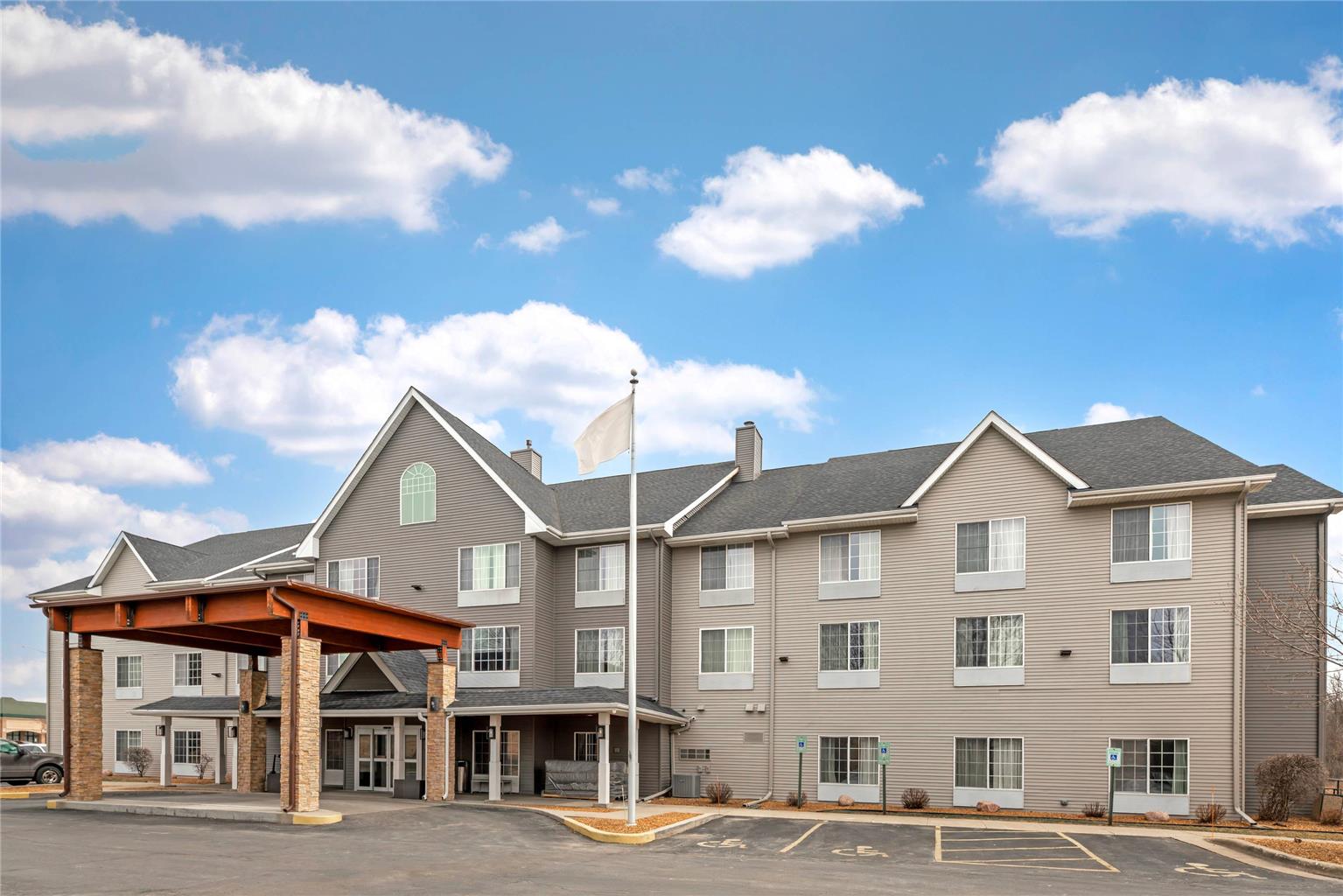 Country Inn & Suites West Bend